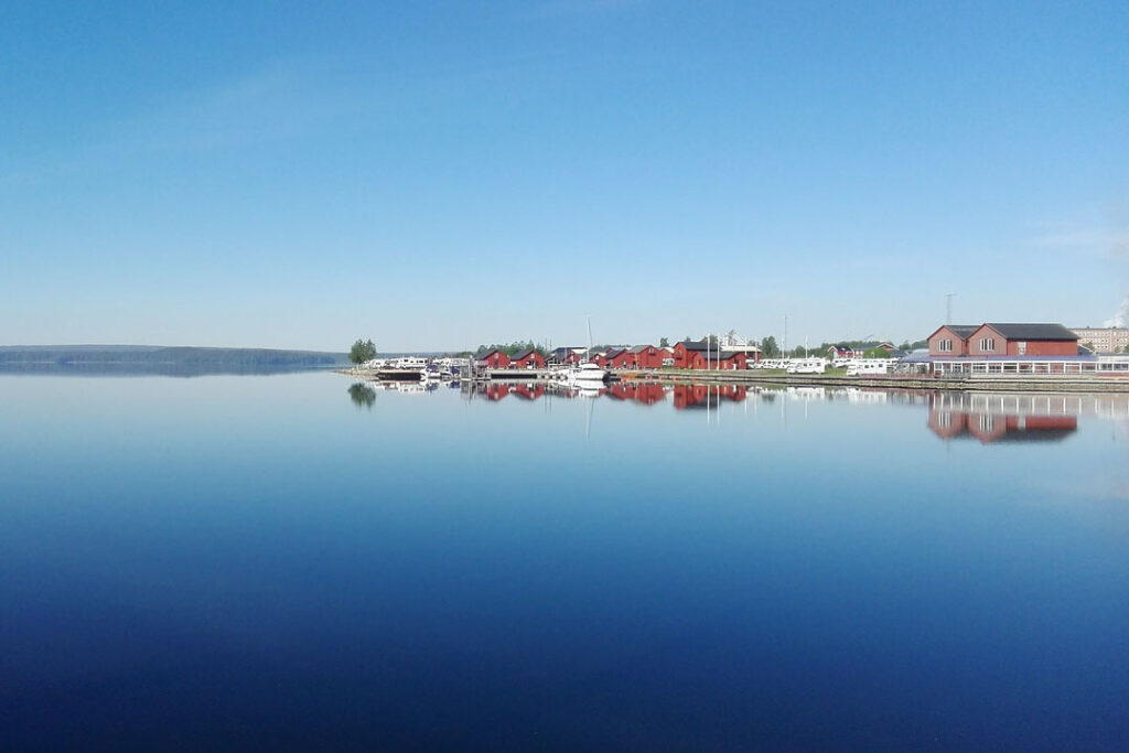 Foto vid vattnet en tidig morgon.