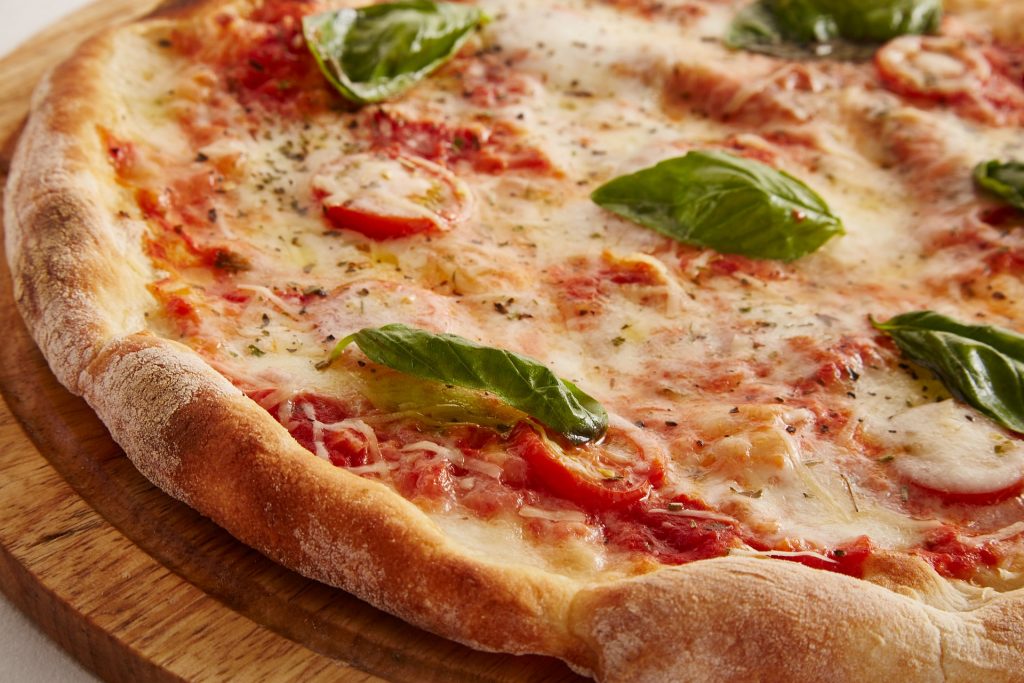 En pizza med ost.