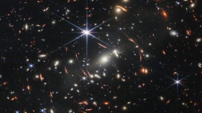 En bild på galaxer långt borta i rymden.
