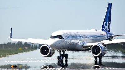 Ett flygplan som det står SAS på.
