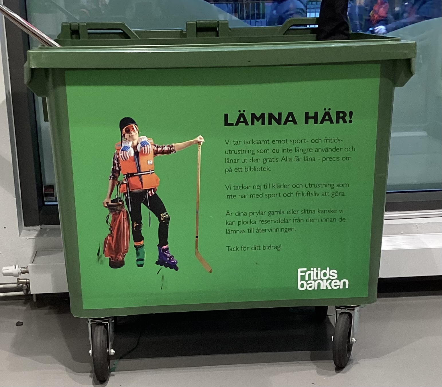 En grön låda för saker att skänka